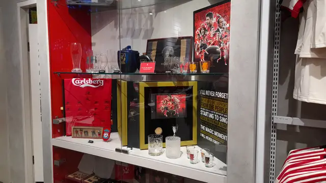 Memorabilia di Toko Resmi Liverpool Indonesia