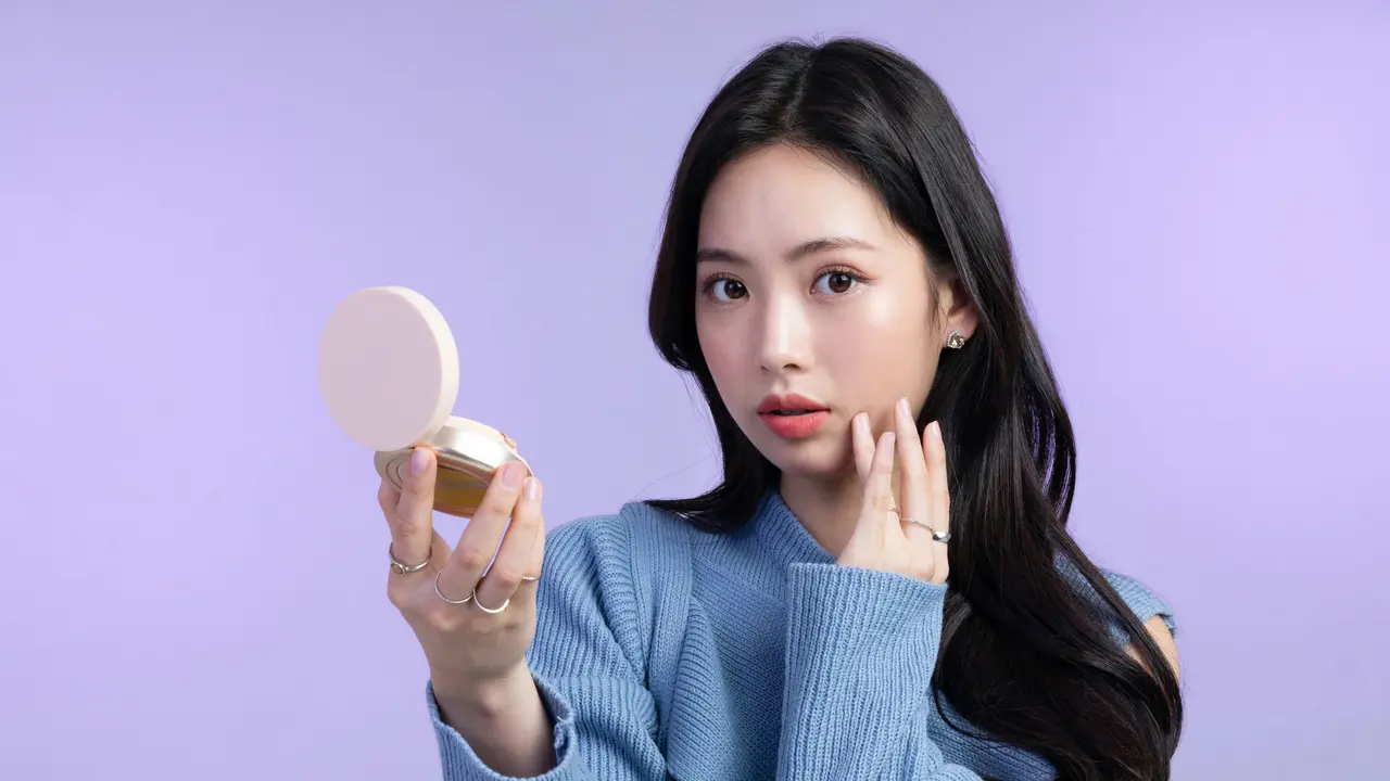 5 Cara Makeup Anti Luntur di Cuaca Panas, Tetap Fresh Meski Aktivitas Padat
