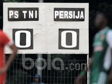 Papan skor laga antara Persija Jakarta dan PS TNI pada laga uji coba di GOR Ahmad Yani, Cilangkap, Minggu (9/4/2017). PS TNI bermain imbang lawan Persija. (Bola.com/Nicklas Hanoatubun)