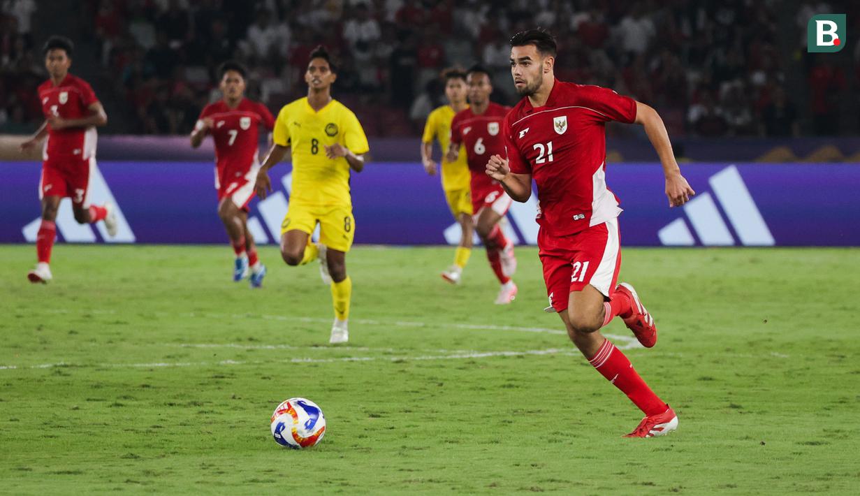 Jens Raven ketika menggiring bola ke gawang Malaysia pada laga pemungkas Grup A Piala AFF U-23 2025, Senin (21/7/2025). (Bola.com/Abdul Aziz)