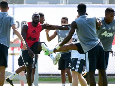 Striker anyar Manchester United, Romelu Lukaku, melakukan pemanasan saat latihan perdana dalam rangkaian tur pramusim di Stadion UCLA Drake, Los Angeles, Senin (10/7/2017). (AFP/Harry How)