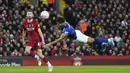 Penyerang Everton, Dominic Calvert-Lewin menyundul bola saat bertanding melawan Liverpool pada pertandingan babak ketiga Piala FA di Anfield, Inggris, Minggu (5/1/2019). Liverpool menang tipis atas Everton 1-0. (AP Photo/Jon Super)