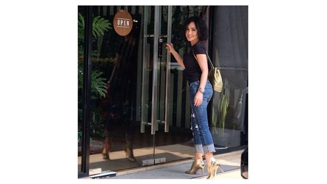 6 Gaya Yuni Shara dengan Rambut Keriting, Dipuji Makin Cantik