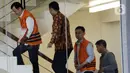 Dua tersangka Kadis Perdagangan Lampung Utara nonaktif, Wan Hendri dan Kepala Dinas PUPR Lampung Utara nonaktif, Syahbuddin mengenakan rompi tahanan akan menjalani pemeriksaan untuk melengkapi berkas di Gedung KPK, Jakarta, Rabu (29/1/2020). (merdeka.com/Dwi Narwoko)