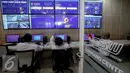 Petugas melakukan pengecekan waktu bongkar muat barang (dwelling time) di berbagai pelabuhan melalui layar monitor  Kantor Pengelola Portal Indonesia National Single Window (INSW), Jakarta, Senin (6/2). (Liputan6.com/Faizal Fanani)