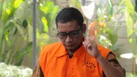 Bupati Tulungagung nonaktif Syahri Mulyo tiba di Gedung KPK, Jakarta, Jumat (3/8). Syahri diperiksa sebagai tersangka. (Merdeka.com/Dwi Narwoko)