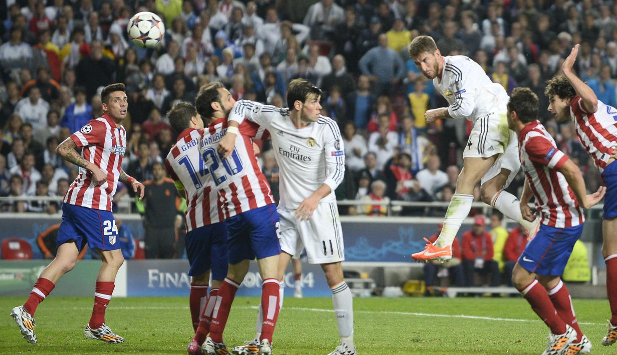 Final musim 2013/2014. Musim berikutnya, dua tim dari satu negara kembali bertemu di laga final Liga Champions. Kali ini wakil dari Liga Spanyol kembali bertemu, Real Madrid dan Atletico Madrid bertemu di laga final Liga Champions musim 2013/2014. Laga yang digelar di Estadio da Luz, Lisbon, Portugal (24/5/2014) itu akhirnya dimenangkan Real Madrid 4-1 melalui babak perpanjangan waktu. Atletico Madrid yang sudah unggul 1-0 sejak menit ke-36 melalui Diego Godin harus gigit jari usai Real Madrid menyamakan skor 1-1 lewat Sergio Ramos di masa injury time babak kedua. Los Blancos kembali mencetak tiga gol di babak perpanjangan waktu melalui Gareth Bale, Marcelo dan eksekusi penalti Cristiano Ronaldo. (AFP/Miguel Riopa)