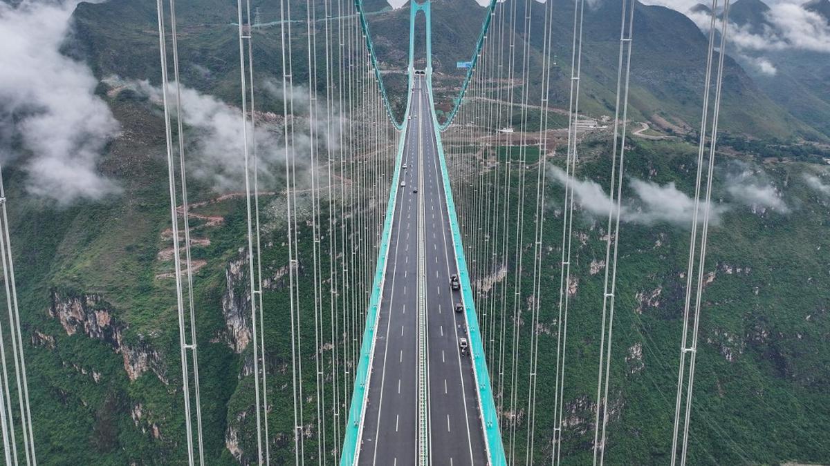 Jembatan Tertinggi di Dunia Beroperasi di China, Perjalanan 2 Jam Jadi Hanya 2 Menit