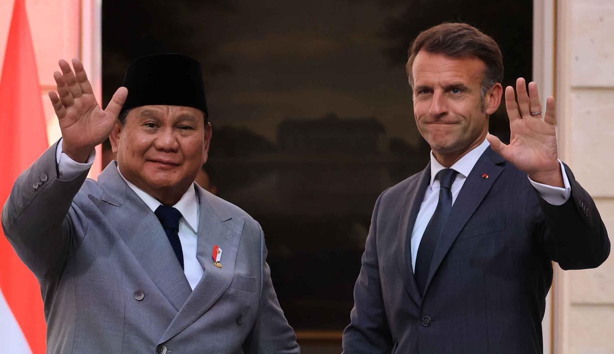 Presiden Prancis Emmanuel Macron (kanan) menyambut Presiden Republik Indonesia Prabowo Subianto menjelang pertemuan di Istana Kepresidenan Elysee, Paris, Kamis 28 Mei 2026. (Ludovic Marin/Pool Photo via AP)