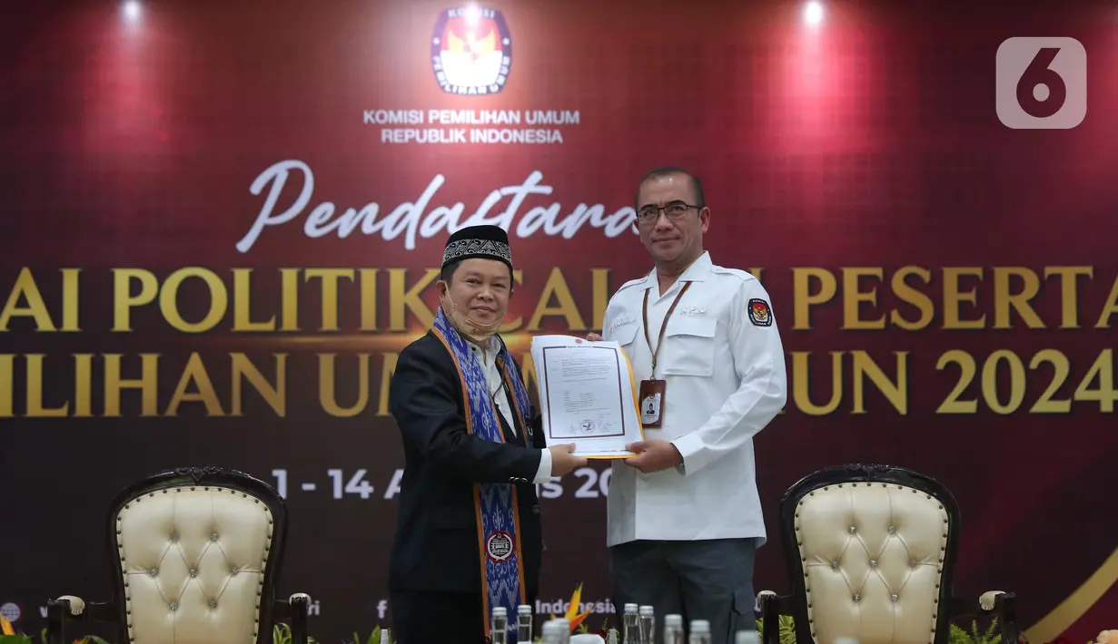 Ketua KPU RI Hasyim Asy'ari menerima berkas dari Ketua Partai Reformasi Syamsahril Kamal di Gedung Komisi Pemilihan Umum (KPU) RI, Jakarta, Senin (1/8/2022). Pendaftaran calon partai politik (parpol) peserta Pemilu dimulai tanggal 1 hingga 14 Agustus 2022. Pada hari pertama partai yang mendaftar yakni PDIP, PKS, PKP, Partai Reformasi, Partai Nasdem, Partai Prima, Perindo, dan PBB. (Liputan6.com/Angga Yuniar)