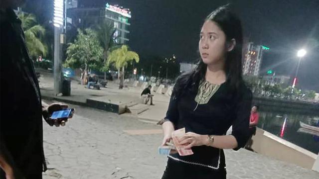 Berparas Cantik, Pedagang Asongan Ini Bikin Warganet Kepincut