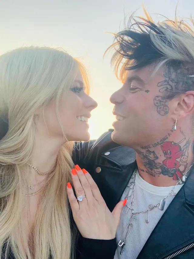 Mod Sun melamar Avril Lavigne di Paris, berlatar Menara Eiffel. (Instagram/ modsun)