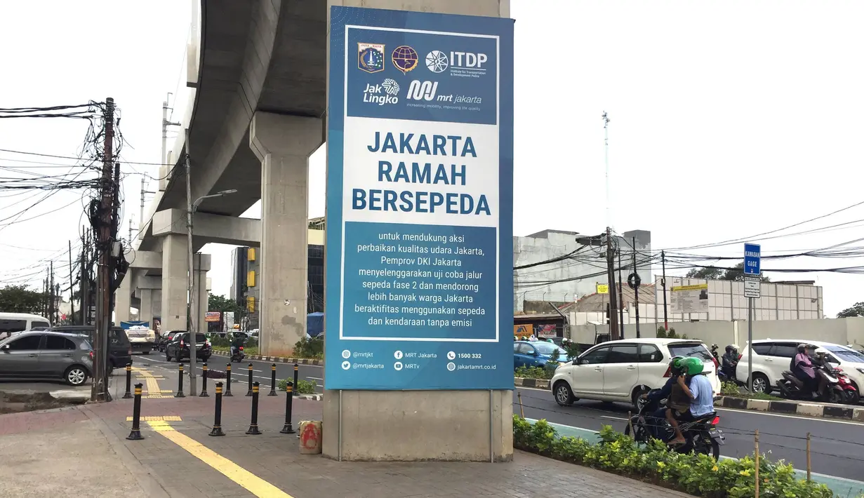 Pengendara sepeda motor melintasi jalur khusus sepeda di Jalan Fatmawati Raya, Jakarta, Rabu (22/1/2020). Kurangnya penerapan sanksi menyebabkan jalur khusus bagi pesepeda tersebut tidak steril dari kendaraan bermotor. (Liputan6.com/Immanuel Antonius)
