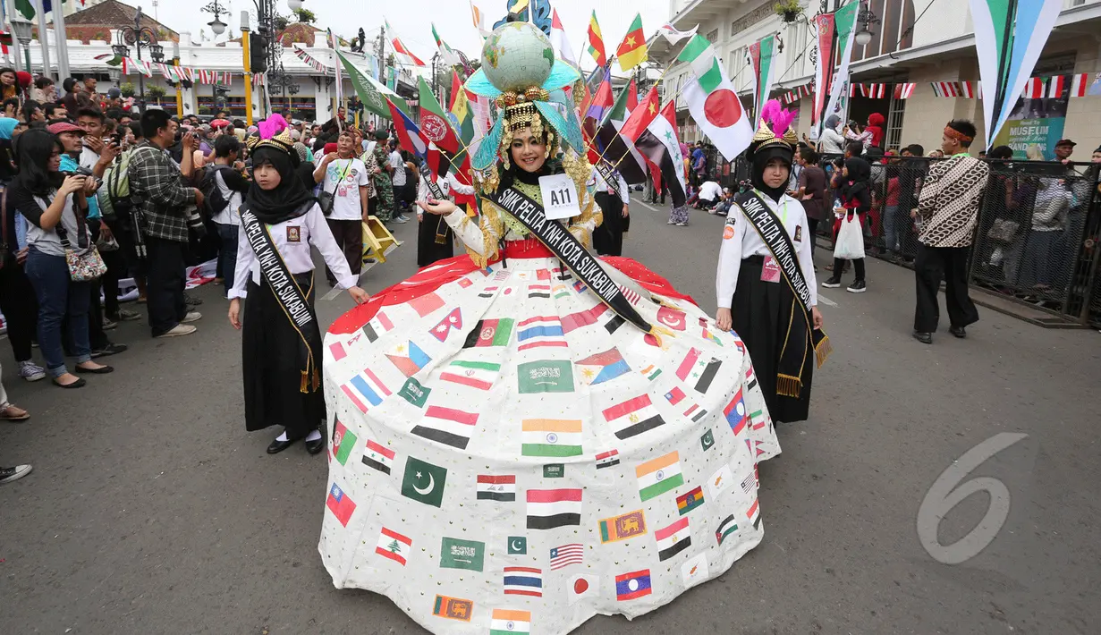 Kemeriahan pawai Parade Asia Afrika di Bandung, Sabtu (26/4/2015). Pawai Parade Asia Afrika dimeriahkan dengan menampilkan berbagaimacam pakaian tradisional masing-masing negara. (Liputan6.com/Herman Zakharia) 