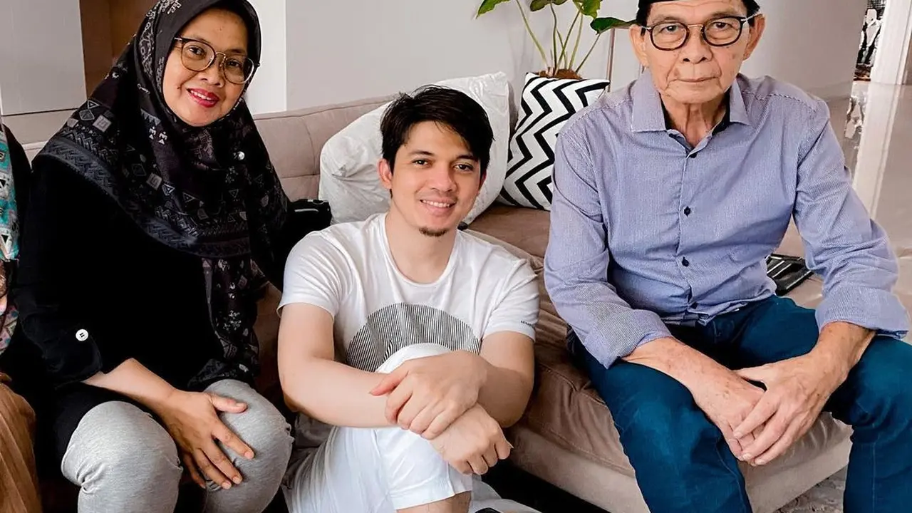Irwansyah dan ayah ibunya. (Foto: Instagram @irwansyah15)