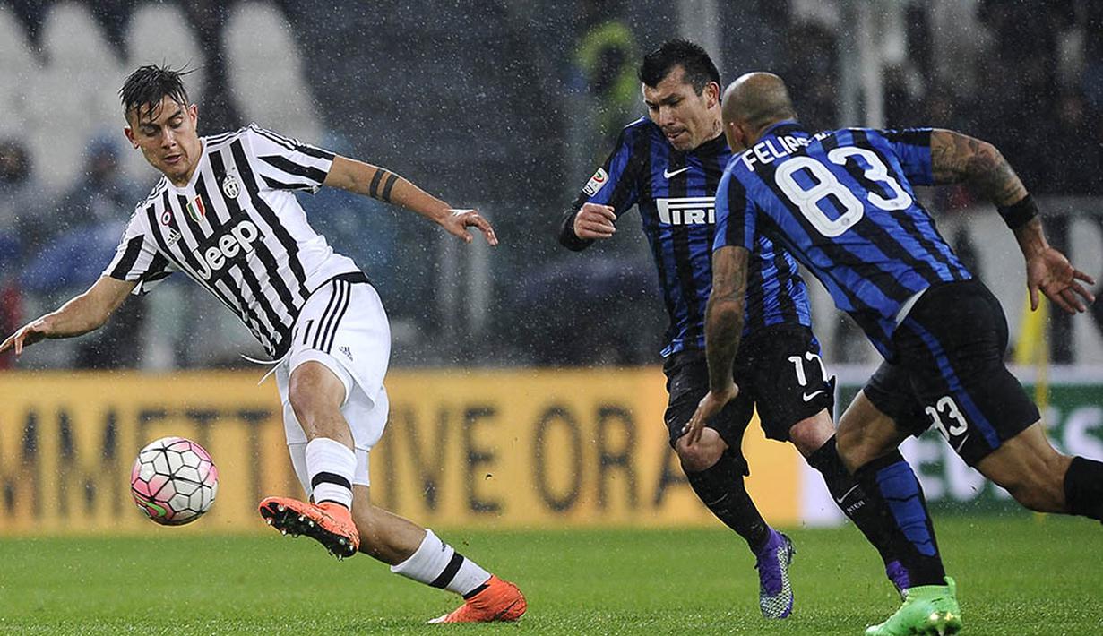 Penyerang Juventus, Paulo Dybala, berusaha melewati pemain Inter Milan Gary Medel. Juventus lebih menguasai jalannya laga dengan penguasaan bola 52 persen. (Reuters/Giorgio Perottino)