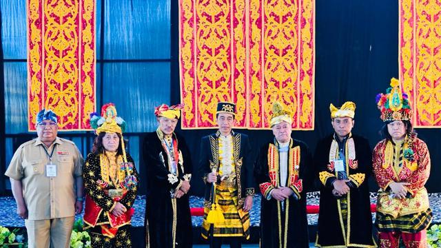 Presiden Jokowi mendapat gelar kehormatan adat Kesultanan Buton,  Selasa (27/9/2022).