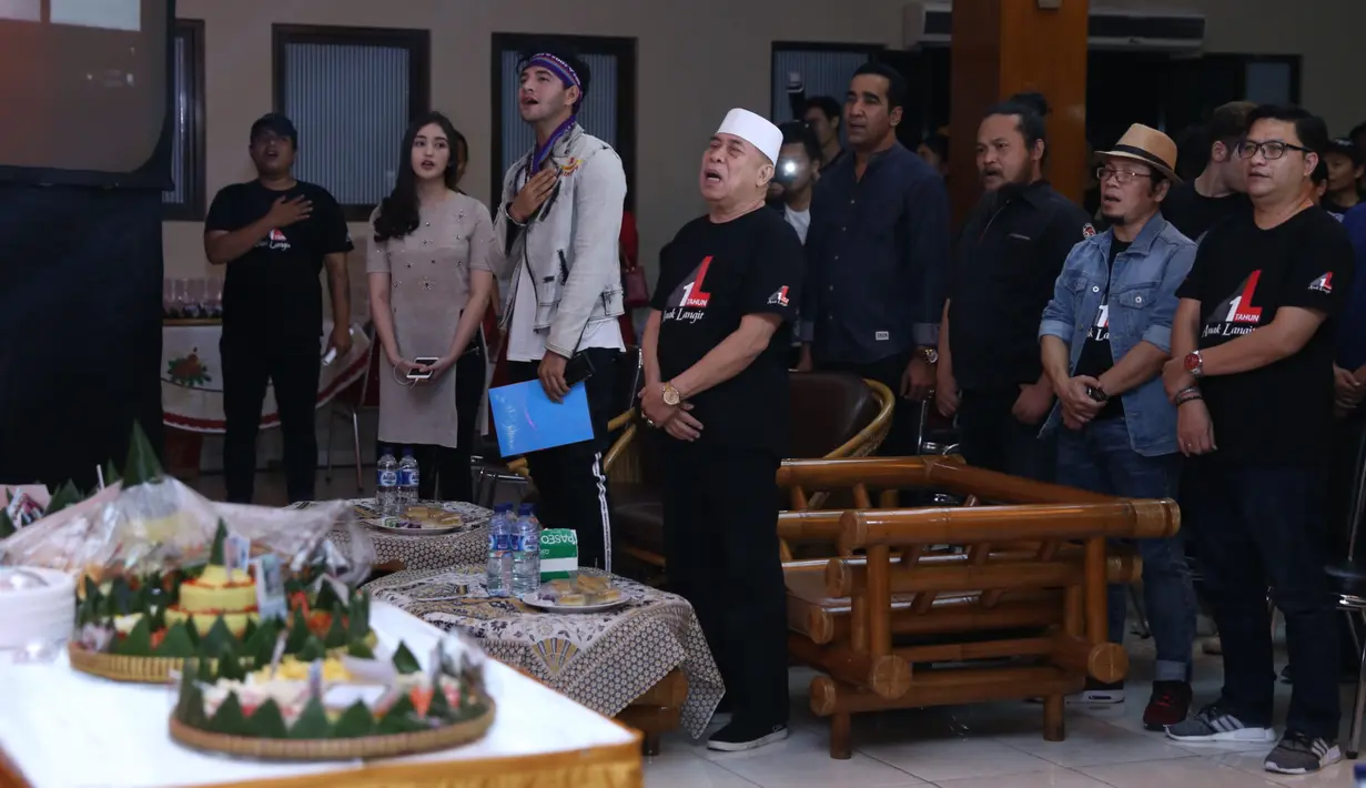 Beberapa pemeran utama dalam sinetron Anak Langit juga terlibat menjadi salah satu pengisi acara. Diantaranya, Ammar Zoni yang membacakan puisi di atas panggung. (Nurwahyunan/Bintang.com)