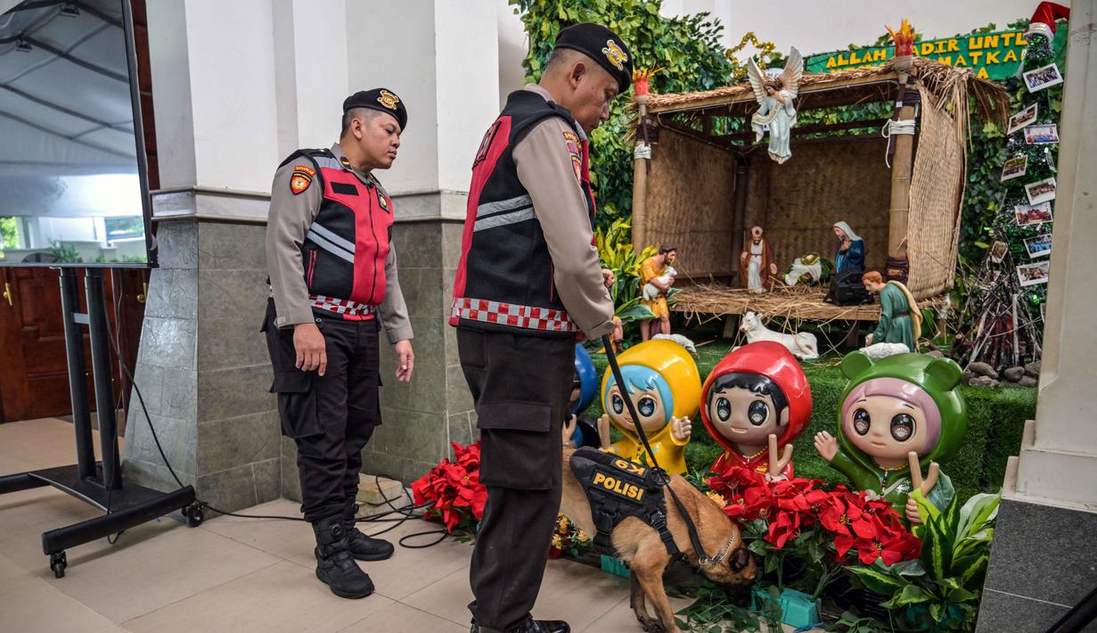 Sterilisasi area juga dilakukan oleh Unit K9 Ditsamapta Polda Jawa Timur yang melibatkan anjing pelacak dengan kemampuan mendeteksi bahan peledak. Tampak dalam foto, anjing pelacak dari Unit K9 Ditsamapta Polda Jawa Timur saat melakukan pemeriksaan di Gereja Katedral Hati Kudus Yesus, yang dikenal secara lokal sebagai gereja "Hati Kudus Yesus", Surabaya, Jawa Timur pada Rabu 24 Desember 2025. (JUNI KRISWANTO/AFP)