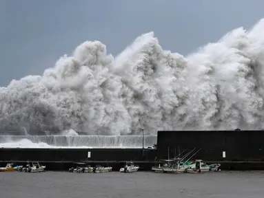 Gelombang tinggi menghantam pemecah gelombang di pelabuhan Aki, Prefektur Kochi, Jepang, (4/9). Topan Jebi berkecepatan 162 kilometer per jam mulai menghantam wilayah bagian barat Jepang. (AP Photo/Ichiro Banno)