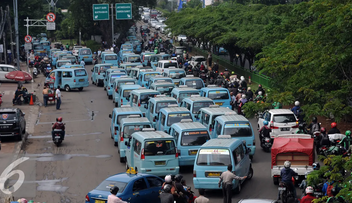 Puluhan mikrolet M 44 jurusan Kampung Melayu-Karet berderet menutupi persimpangan jalan layang KH Abdulah Syafei, Jakarta, Rabu (25/5). Menurut pengemudi, aksi ini bentuk protes tindakan penderekan mobil rekan mereka. (Liputan6.com/Helmi Fithriansyah)