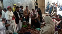 Sejumlah orang meratapi jenazah keluarganya di Toba Tek Singh, sekitar 338 km dari Islamabad, Selasa (27/12). Sedikitnya 24 orang di kalangan kelompok kecil Kristen di Pakistan tewas setelah mengonsumsi minuman keras oplosan saat perayaan Natal. (STR/AFP)