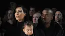 “Mereka (Kim Kardashian dan Kanye West) ingin kalian berpikir bahwa Kanye hanya butuh istirahat sejenak dari ketenaran dan Hollywood, tetapi dia juga ingin istirahat dari Kim dan kehidupan bersamanya,” tutur sumber. (AFP/Bintang.com)
