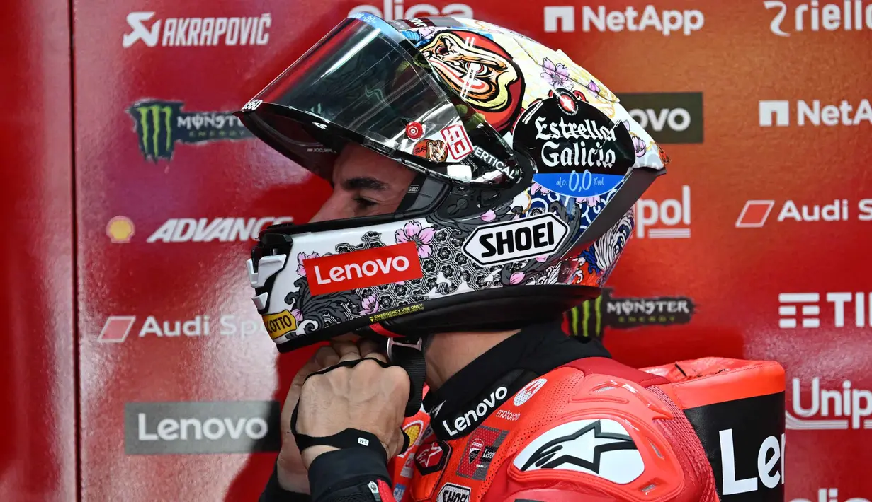 Pembalap Ducati Lenovo Team asal Spanyol, Marc Marquez bersiap untuk sesi latihan bebas Grand Prix MotoGP Jepang di Mobility Resort Motegi, Motegi, Prefektur Tochigi, pada 26 September 2025. (TOSHIFUMI KITAMURA/AFP)