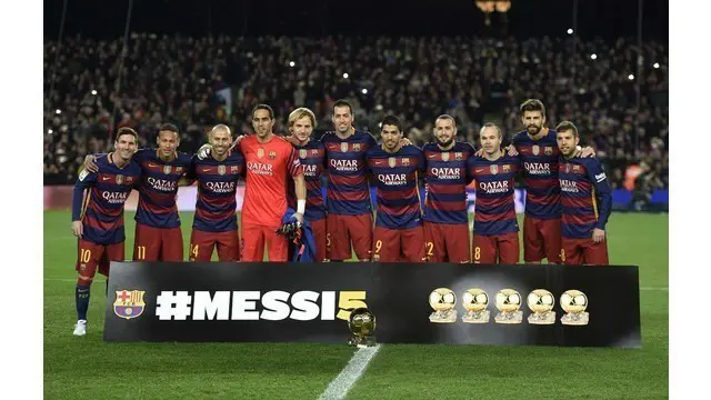 Gelar Ballon d'Or 2015 resmi jadi milik Lionel Messi setelah mengalahkan Neymar dan Cristiano Ronaldo. Sebelum pertandingan melawan Bilbao, Senin (18/1/2016) dini hari WIB, Barcelona menggelar acara resmi untuk mega bintangnya tersebut di Camp Nou, s...