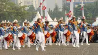 Tim Marching Band Taruna Akademi Militer memberikan hormat sesaat sebelum tampil memeriahkan HUT RI ke-69 di kawasan Tugu Monas, Jakarta, (31/8/2014). (Liputan6.com/Helmi Fithriansyah)