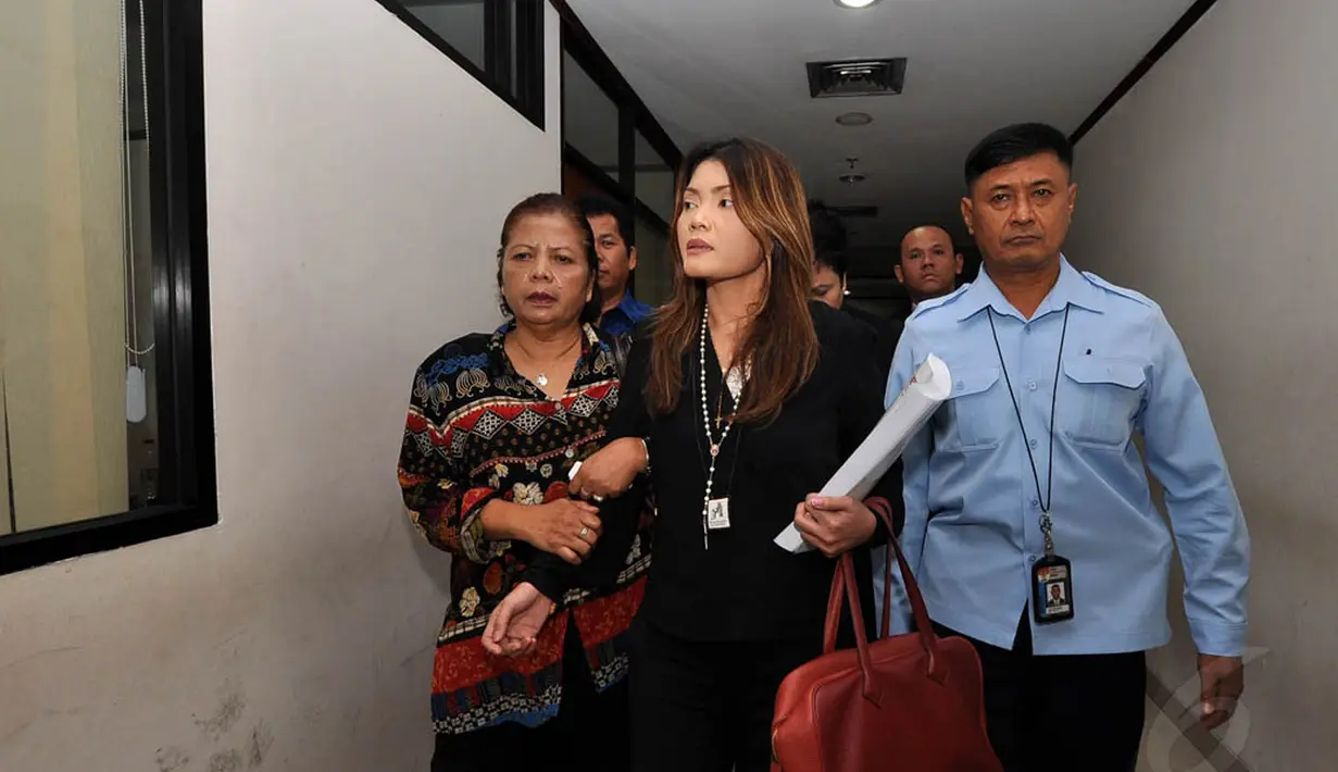 Artha Meris Simbolon berjalan keluar ruang sidang di Pengadilan Tipikor, Jakarta, Kamis (6/11/2014). (Liputan6.com/Miftahul Hayat) 