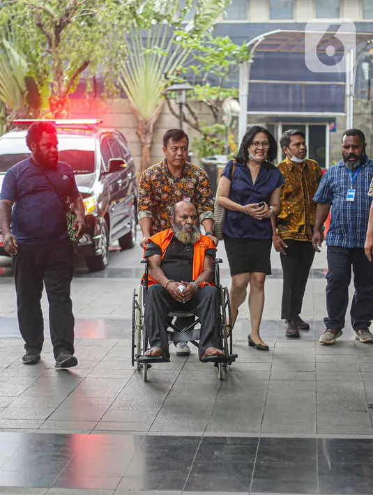 Lukas Enembe kembali ditetapkan tersangka setelah terbukti memberikan perintah pada sejumlah saksi untuk membawa dan sekaligus mengangkut uang tunai miliaran rupiah dari Papua ke Jakarta dan juga ke luar negeri menggunakan pesawat jet. (Liputan6.com/Faizal Fanani)