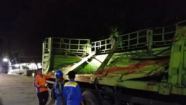 Jalur Pantura Pasir Putih Situbondo Sempat Lumpuh, Truk Fuso Ringsek Tertimpa Pohon Tumbang