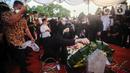 Sejumlah orang melakukan tabur bunga pada makam Menpan RB Tjahjo Kumolo saat prosesi pemakaman di Taman Makam Pahlawan Kalibata, Jakarta, Jumat (1/7/2022). Tjahjo Kumolo meninggal dunia di Rumah Sakit Abdi Waluyo Jakarta Pusat sekitar pukul 11.10 WIB. (Liputan6.com/Faizal Fanani)