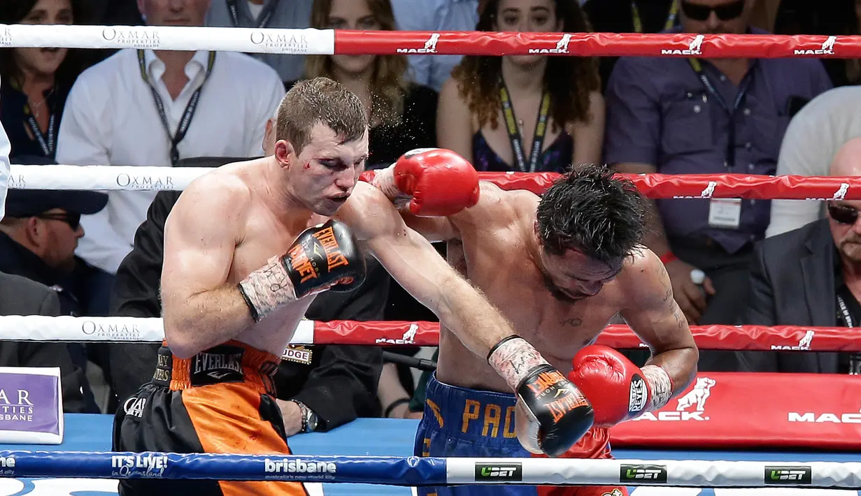 Petinju Australia, Jeff Horn, memukul lawannya petinju Filipina, Manny Pacquiao, pada perebutan sabuk juara kelas welter versi WBO di Stadion Suncorp, Brisbane, Minggu (2/7). Horn yang tak diunggulkan justru mampu mengalahkan Pacquiao (AP/Tertius Pickard)
