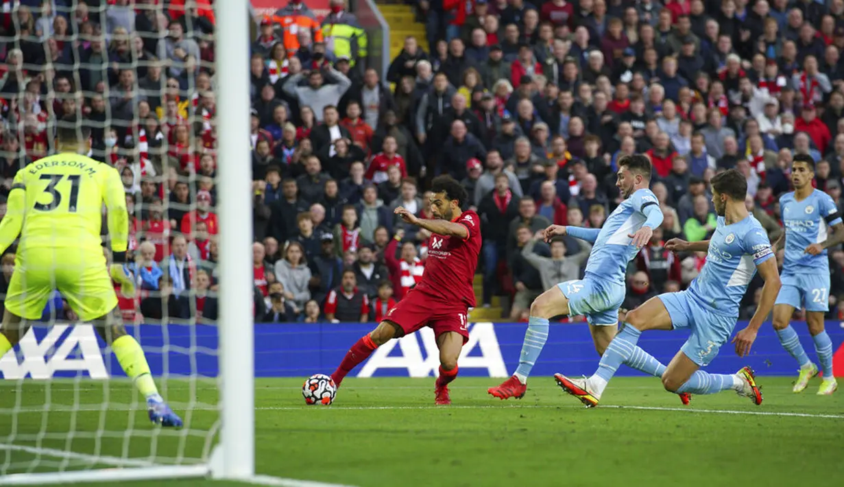 Pemain Liverpool Mohamed Salah (tengah) mencetak gol ke gawang Manchester City pada pertandingan Liga Inggris di Anfield, Liverpool, Inggris, Minggu (3/10/2021). Pertandingan berakhir imbang 2-2. (Peter Byrne/PA via AP)