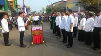 Wali Kota Bima Arya melantik pejabat Pemkot Bogor di pasar tradisional Bogor. Alasannya agar lebih merakyat (Liputan6.com/Achmad Sudarno)
