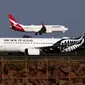 Gambar yang diambil pada 6 Desember 2023 ini menunjukkan sebuah pesawat penumpang Air New Zealand di depan pesawat Qantas Airways yang mendarat di Bandara Internasional Kingsford Smith Sydney. (DAVID GRAY / AFP)