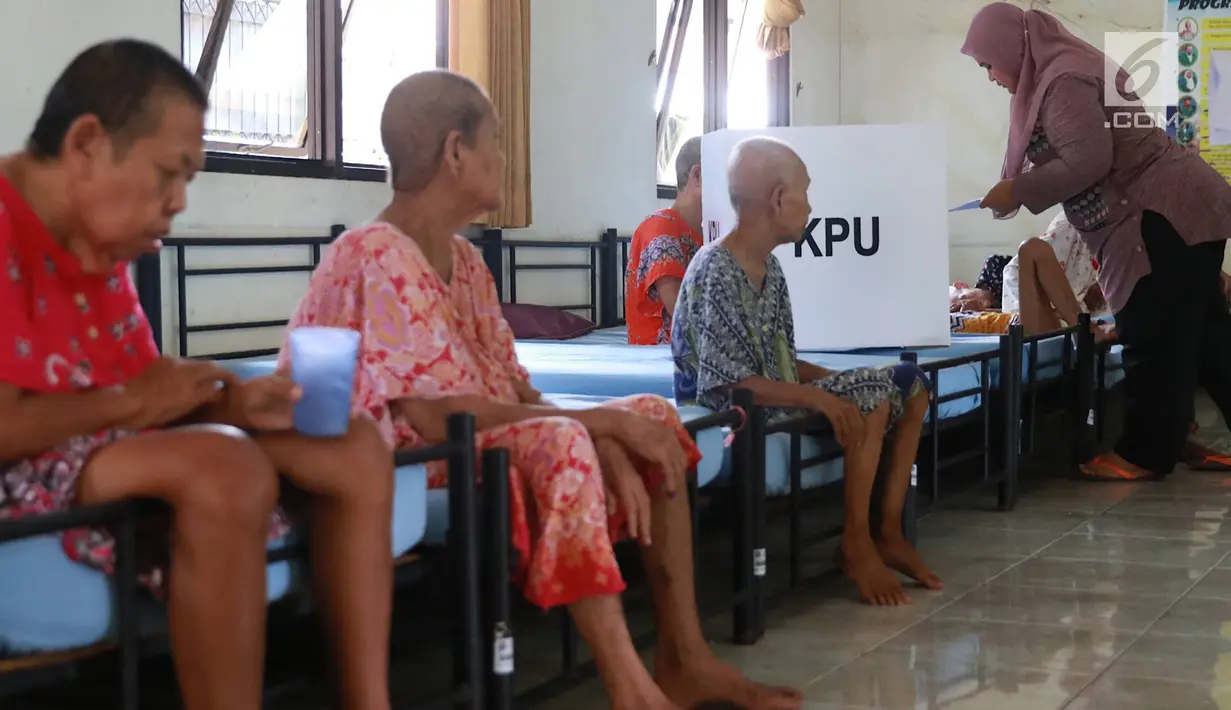Sejumlah lansia penghuni Panti Jompo Tresna Werdha Budi Mulia 1 menunggu giliran untuk mencoblos dalam Pemilu 2019 di Cipayung, Jakarta Timur, Rabu (17/4). Panitia Pemungutan Suara (PPS) melakukan pendampingan terhadap lansia yang sedang sakit. (Liputan6.com/Immanuel Antonius)