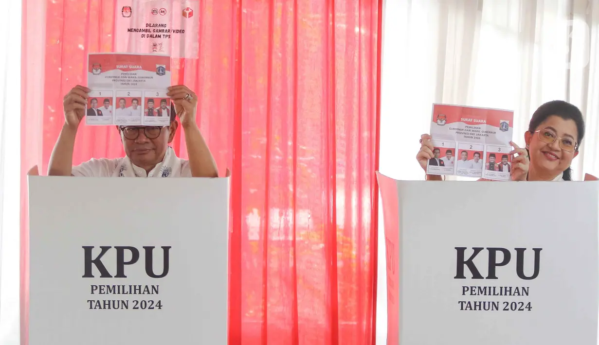 Calon gubernur nomor urut 3 Pramono Anung (kiri) menunjukkan surat suara Pemilihan Gubernur DKI Jakarta pada Pemilihan Kepala Daerah (Pilkada) Serentak 2024 di Jakarta, Rabu (27/11/2024). (Liputan6.com/Herman Zakharia)