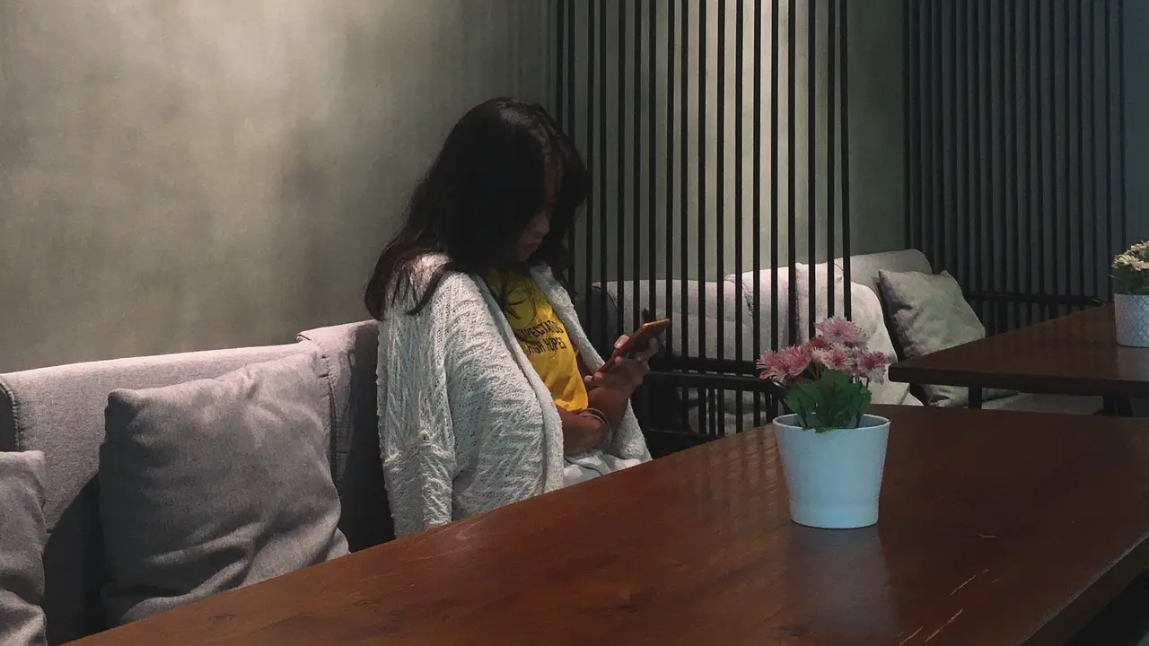Wanita Kesepian Telepon Layanan Darurat