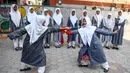 Gadis-gadis muslim memainkan pedang saat berlatih seni bela diri Vovinam untuk tampil dalam Hari Perempuan Internasional di sekolah menengah St Maaz, Hyderabad, India, Kamis (5/3/2020). Vovinam adalah seni bela diri menggunakan pedang dan tongkat asal Vietnam. (NOAH SEELAM/AFP)