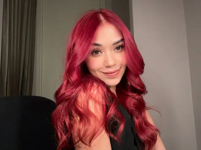 2. Lula Lahfah Tampil Beda dengan Rambut Merah