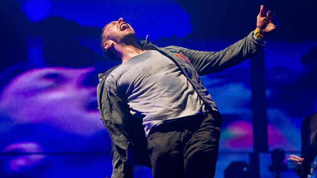 Aksi Panggung Chris Martin di Berbagai Pertunjukan Coldplay