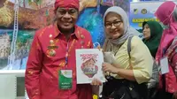 Bupati Donggala Kasman Lassa memamerkan sejumlah produk Usaha Mikro Kecil dan Menengah (UMKM) andalannya dalam ajang Apkasi Otonomi Expo 2022. (Foto: Winda Nelfira/Liputan6.com).