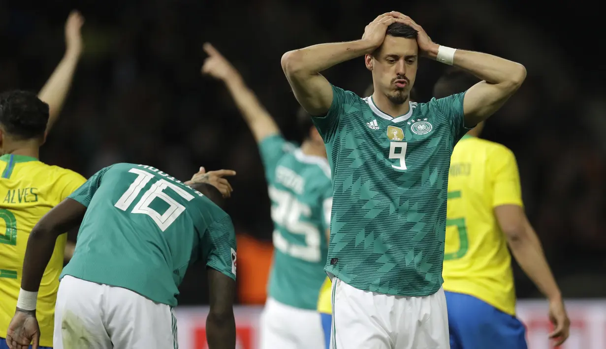Striker Jerman, Sandro Wagner, tampak kecewa usai dikalahkan Brasil pada laga persahabatan di Stadion Olympiastadion, Berlin, Selasa (27/3/2018). Jerman takluk 0-1 dari Brasil. (AP/Michael Sohn)
