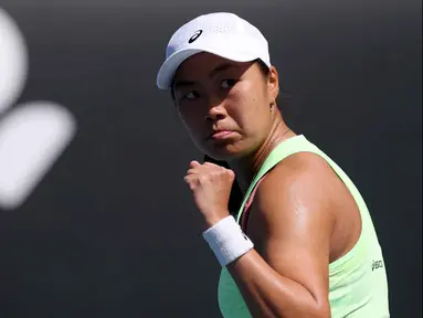 Janice Tjen dari Indonesia bereaksi terhadap poin yang diraih Leylah Fernandez dari Kanada selama pertandingan tunggal putri hari ketiga turnamen tenis Australia Terbuka di ANZ Arena, Melbourne Park, pada 20 Januari 2026. Membuka penampilannya di Australia Open 2026, petenis tunggal putri Indonesia, Janice Tjen sukses meraih hasil positif. (DAVID GRAY/AFP)