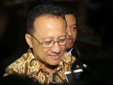 Mantan Ketua Dewan Perwakilan Daerah (DPD), Irman Gusman memberi keterangan kepada awak media usai menjalani sidang di Pengadilan Tipikor Jakarta, Senin (20/2). (Liputan6.com/Helmi Afandi)