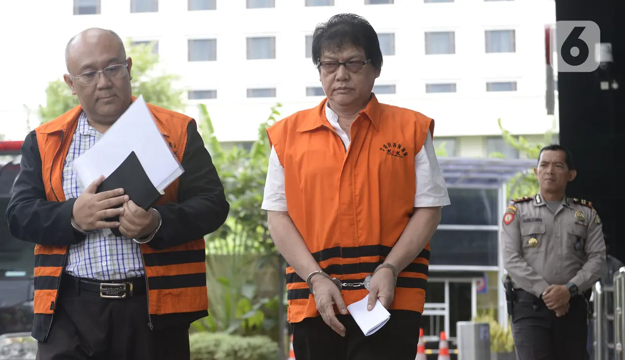 Pejabat Pembuat Komitmen Dinas PU Kabupaten Sidoarjo, Judi Tetrahastoto (kiri) dan mantan Kepala Dinas Pengelolaan Keuangan dan Aset Daerah (DPKAD) Kota Bandung, Herry Nurhayat (kanan) akan menjalani pemeriksaan di Gedung KPK, jakarta, Selasa (4/2/2020). (merdeka.com/Dwi Narwoko)