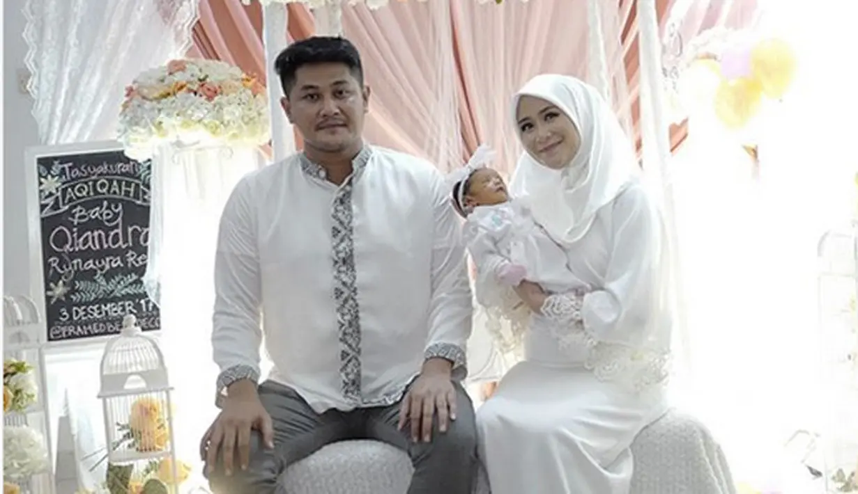 Minggu (3/12) pasangan ini baru saja menggelar aqiqah buat putri pertamanya. Bintang film Street Hustle ini bersyukur lantaran acara yang di buat dadakan berjalan lancar. (Instagram/ryana_dea)